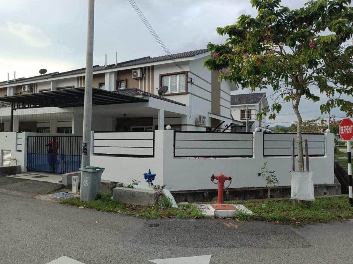 In Homestay Corner バトゥー・パハト エクステリア 写真
