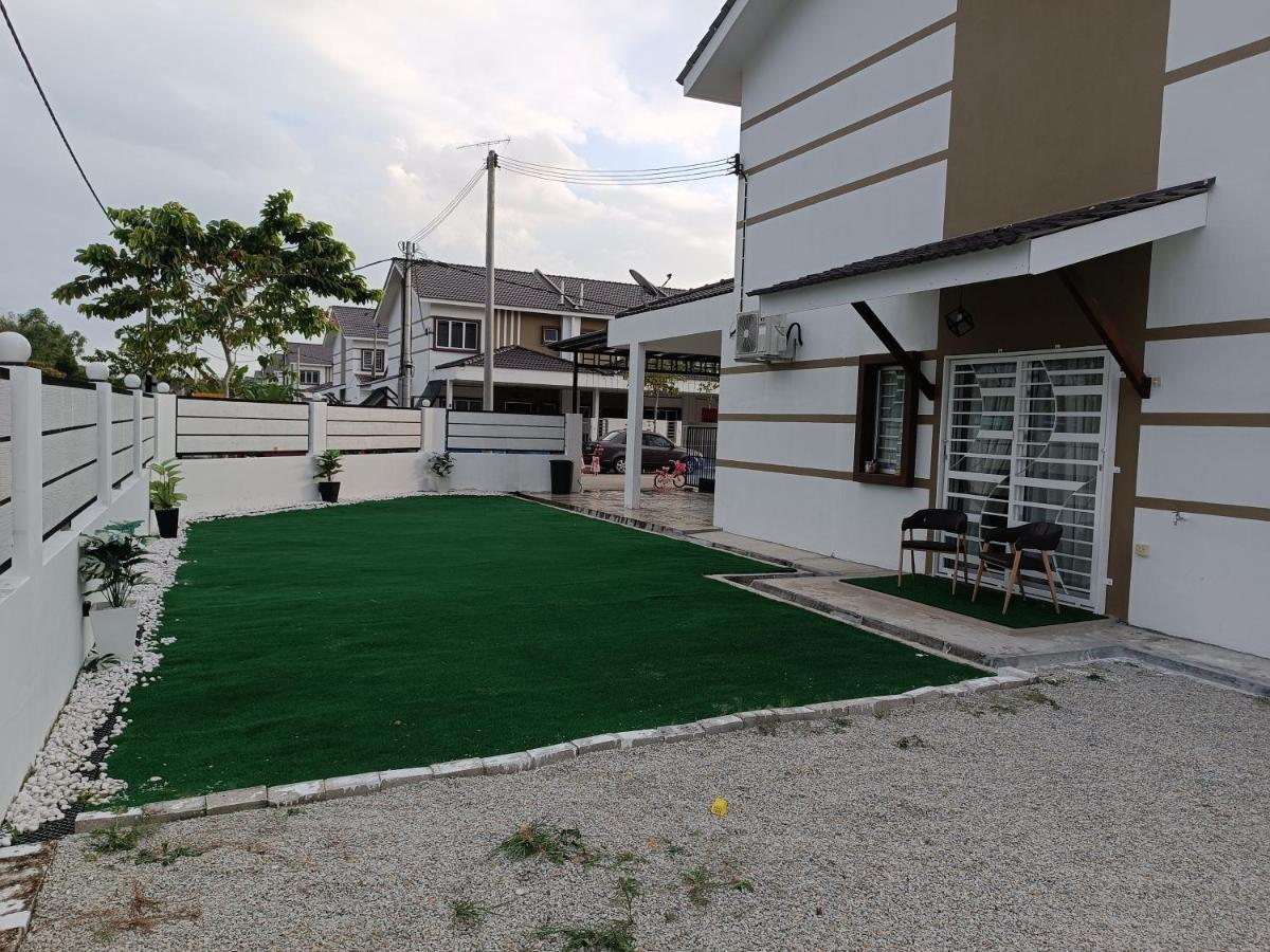 In Homestay Corner バトゥー・パハト エクステリア 写真
